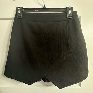 Francesca’s size M black mini skort